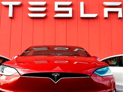 El fabricante automotriz con más valor en la bolsa se llama Tesla